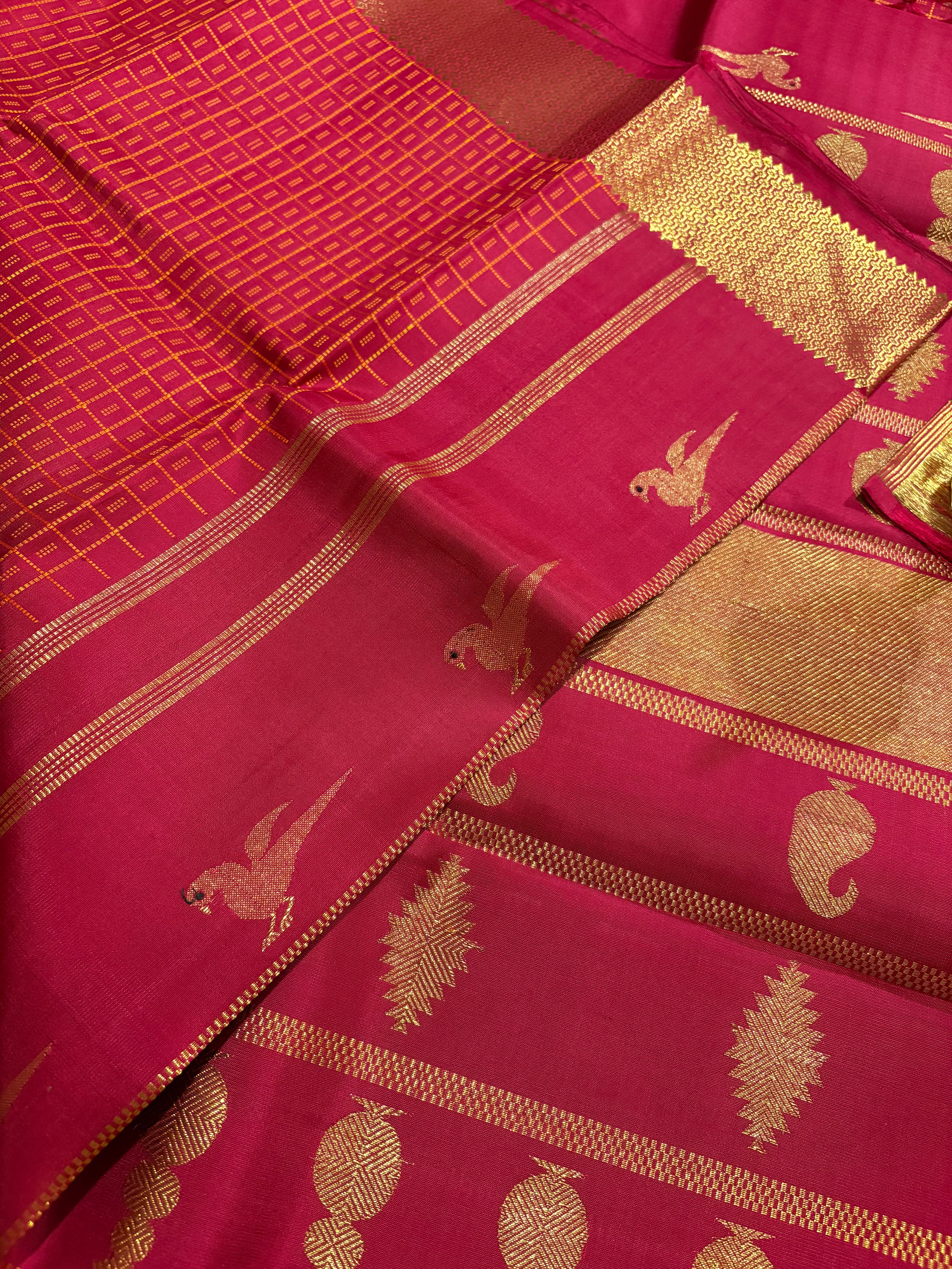 Arakku Monotone mutthu kattam Handloom Kanjivaram Silk Saree - RK0161