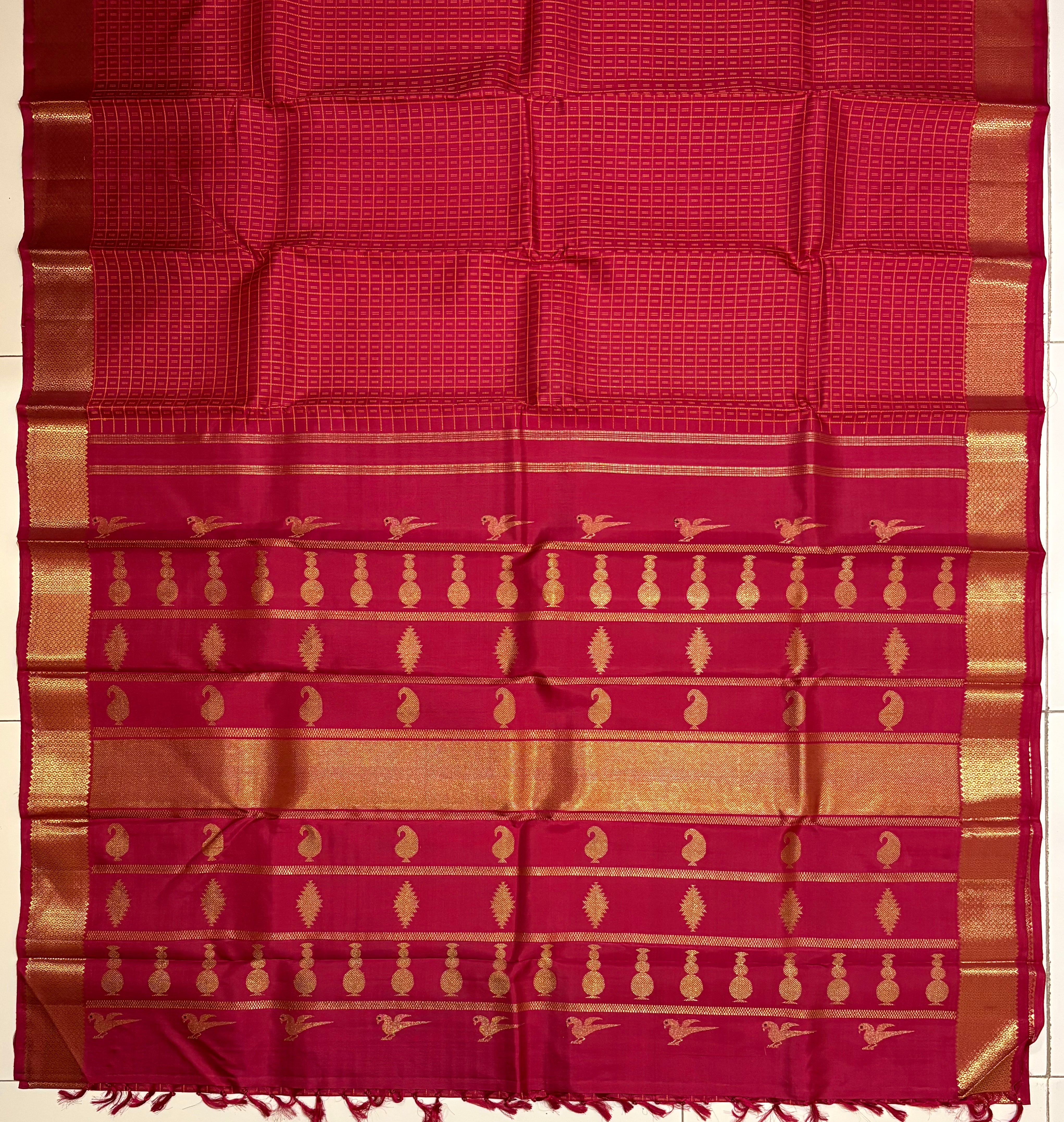 Arakku Monotone mutthu kattam Handloom Kanjivaram Silk Saree - RK0161