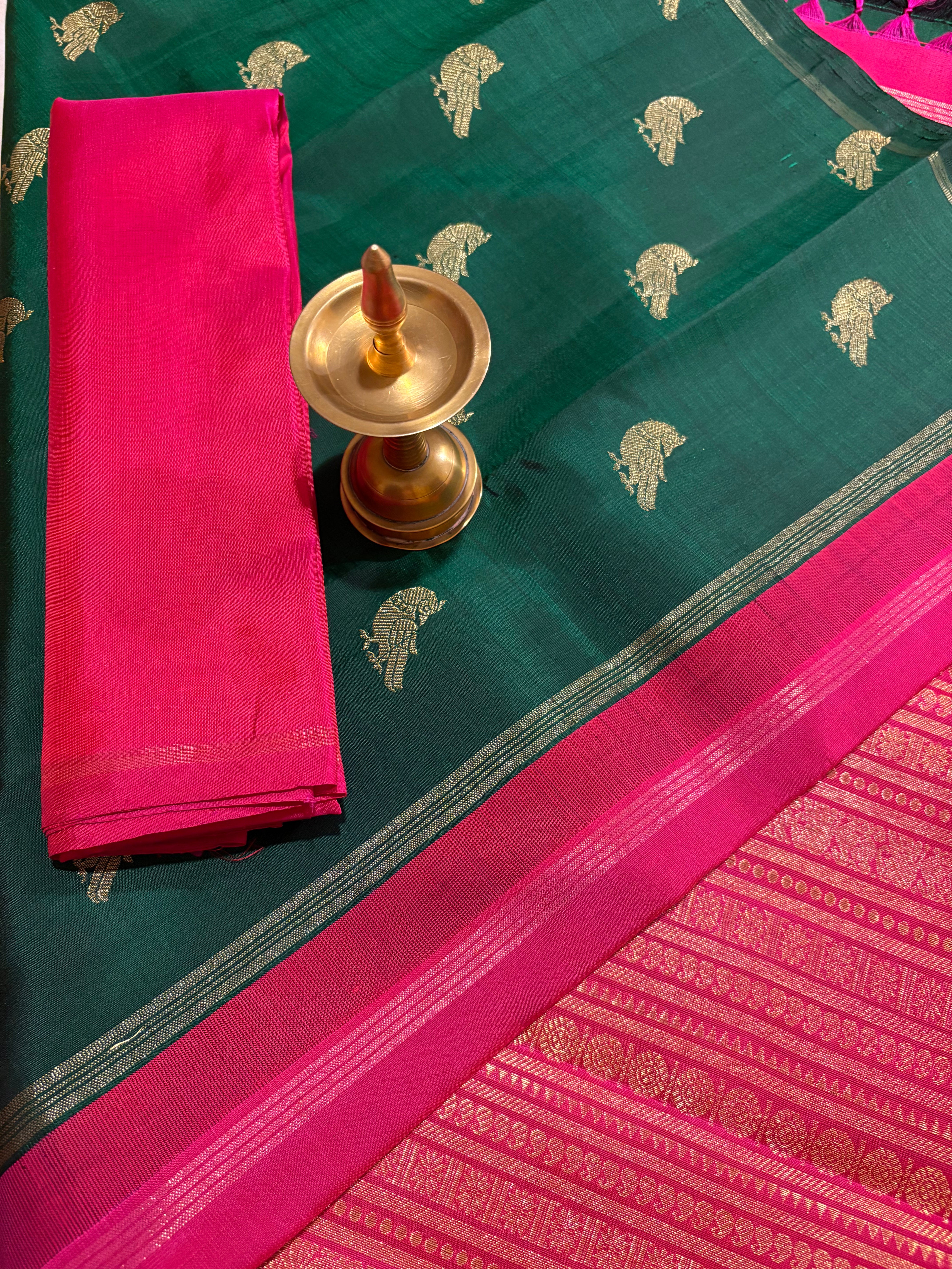 Karum Pachhai borderless Handloom Kanjivaram Silk Saree with Candy Rose pallu - RK0421