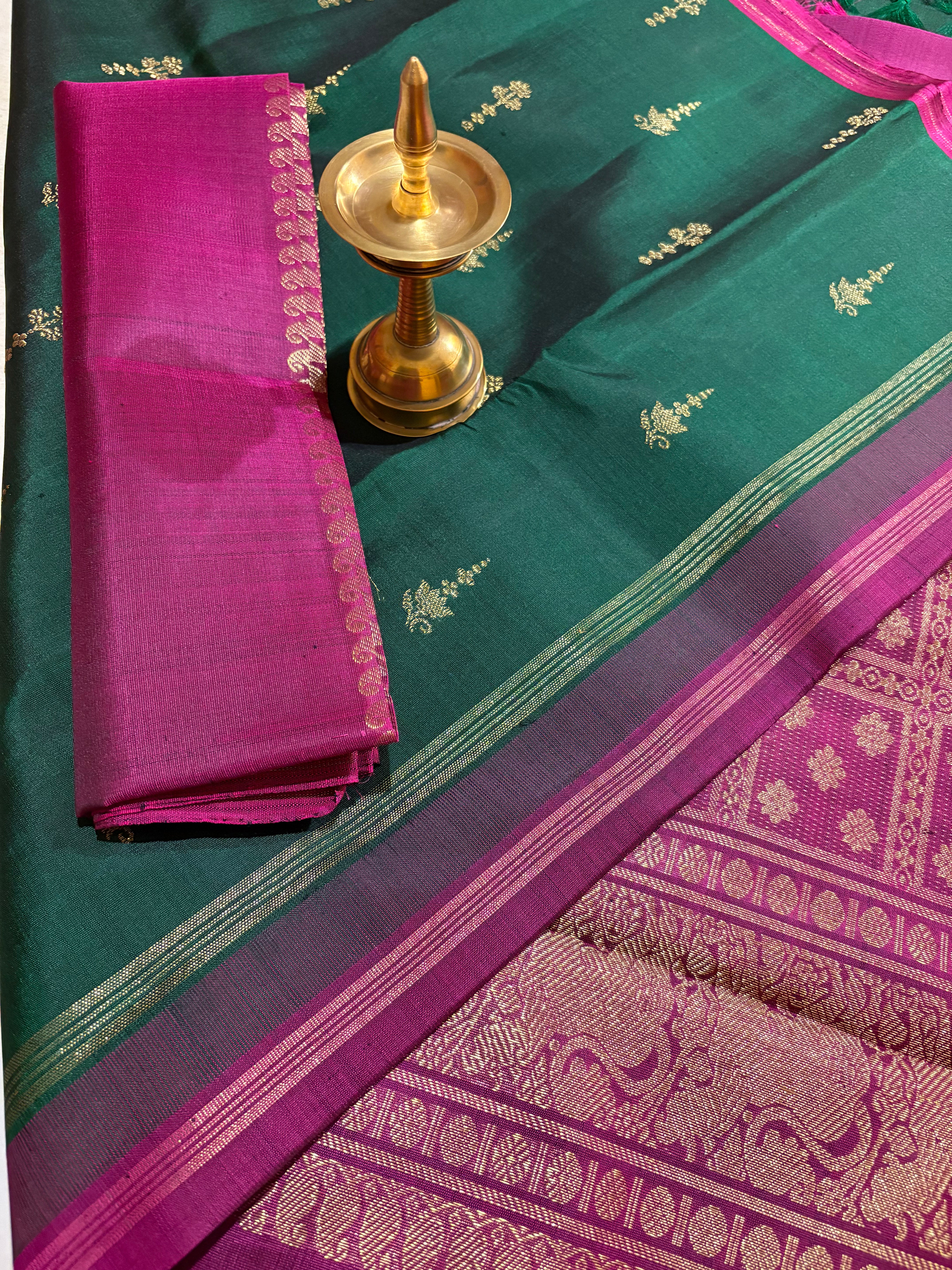 Dark Green Borderless Handloom Kanjivaram Silk Saree with Rani Pink Pallu - RK0478
