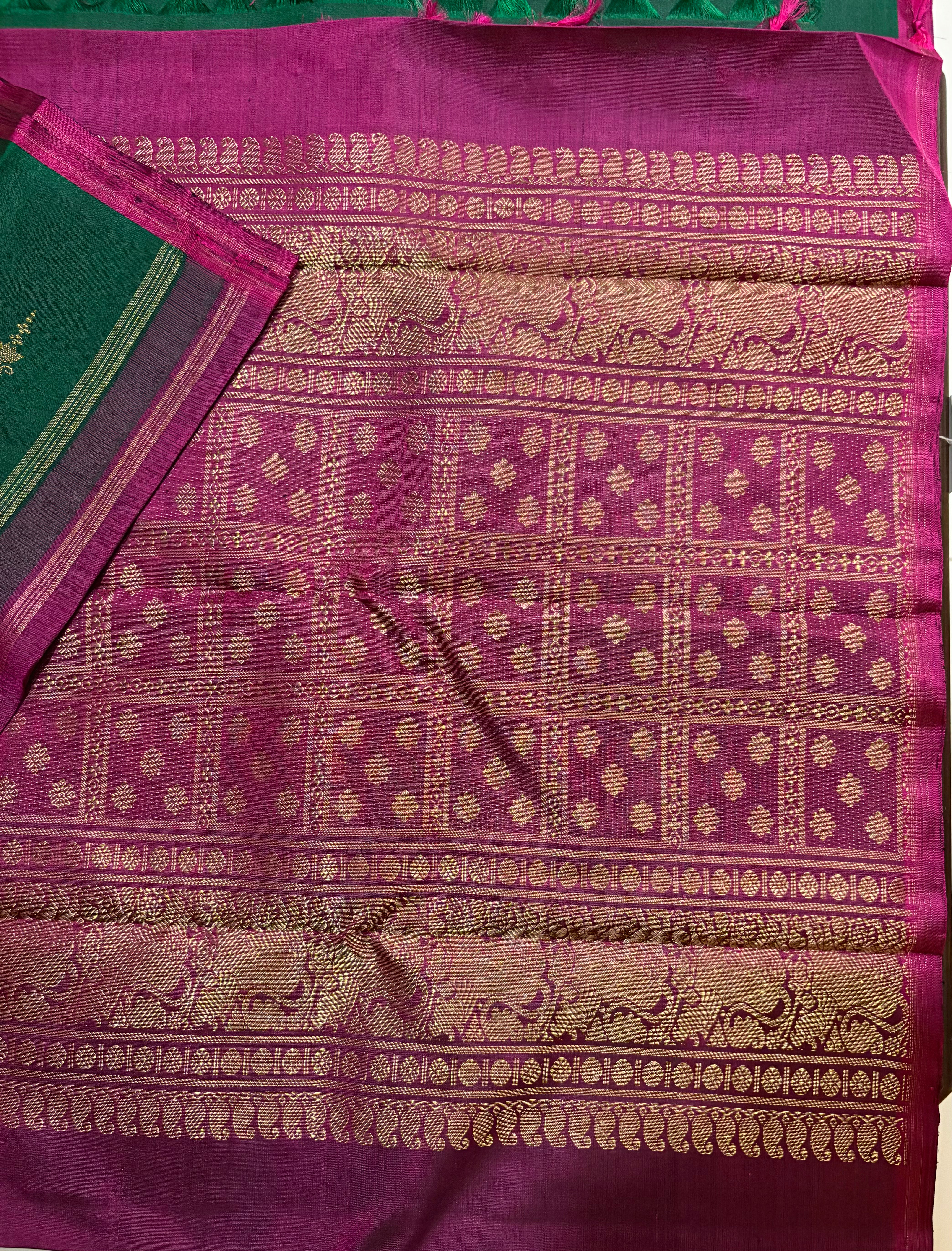 Dark Green Borderless Handloom Kanjivaram Silk Saree with Rani Pink Pallu - RK0478