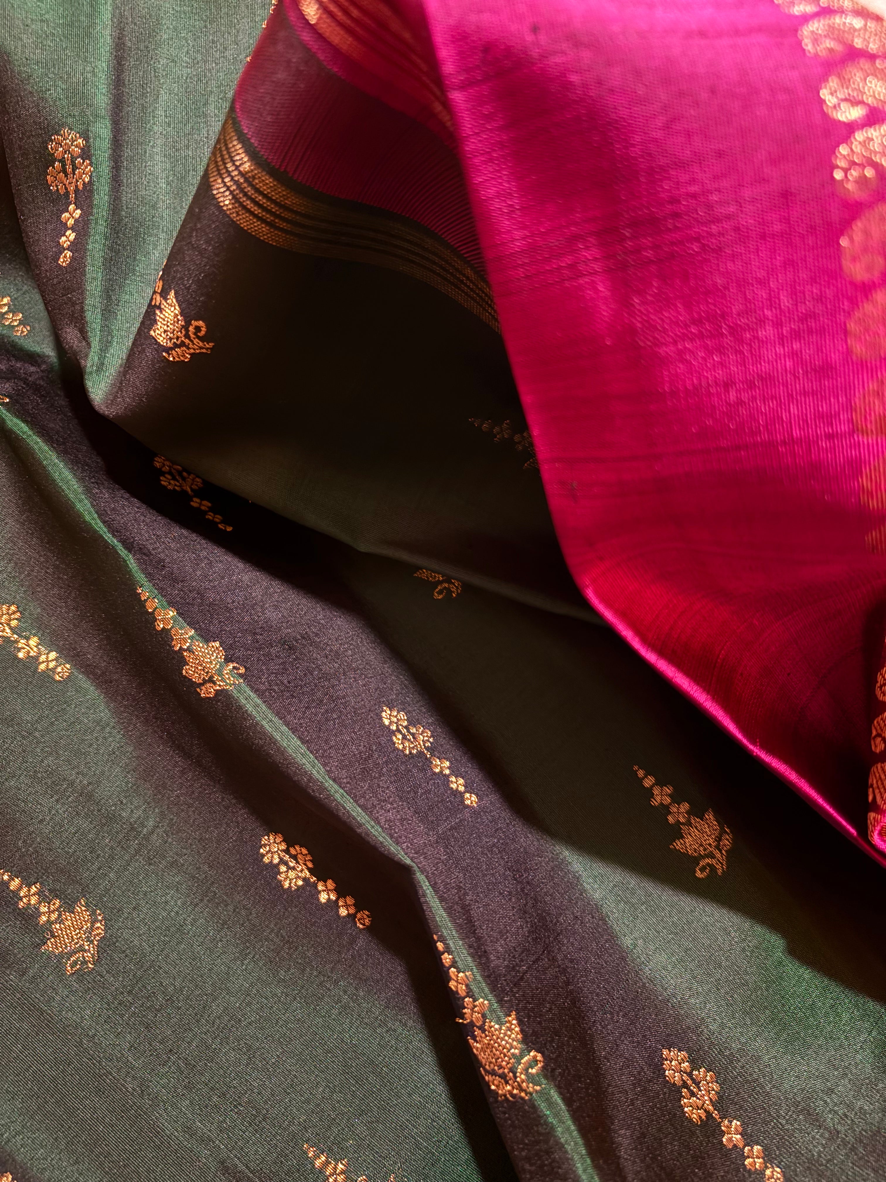 Dark Green Borderless Handloom Kanjivaram Silk Saree with Rani Pink Pallu - RK0478