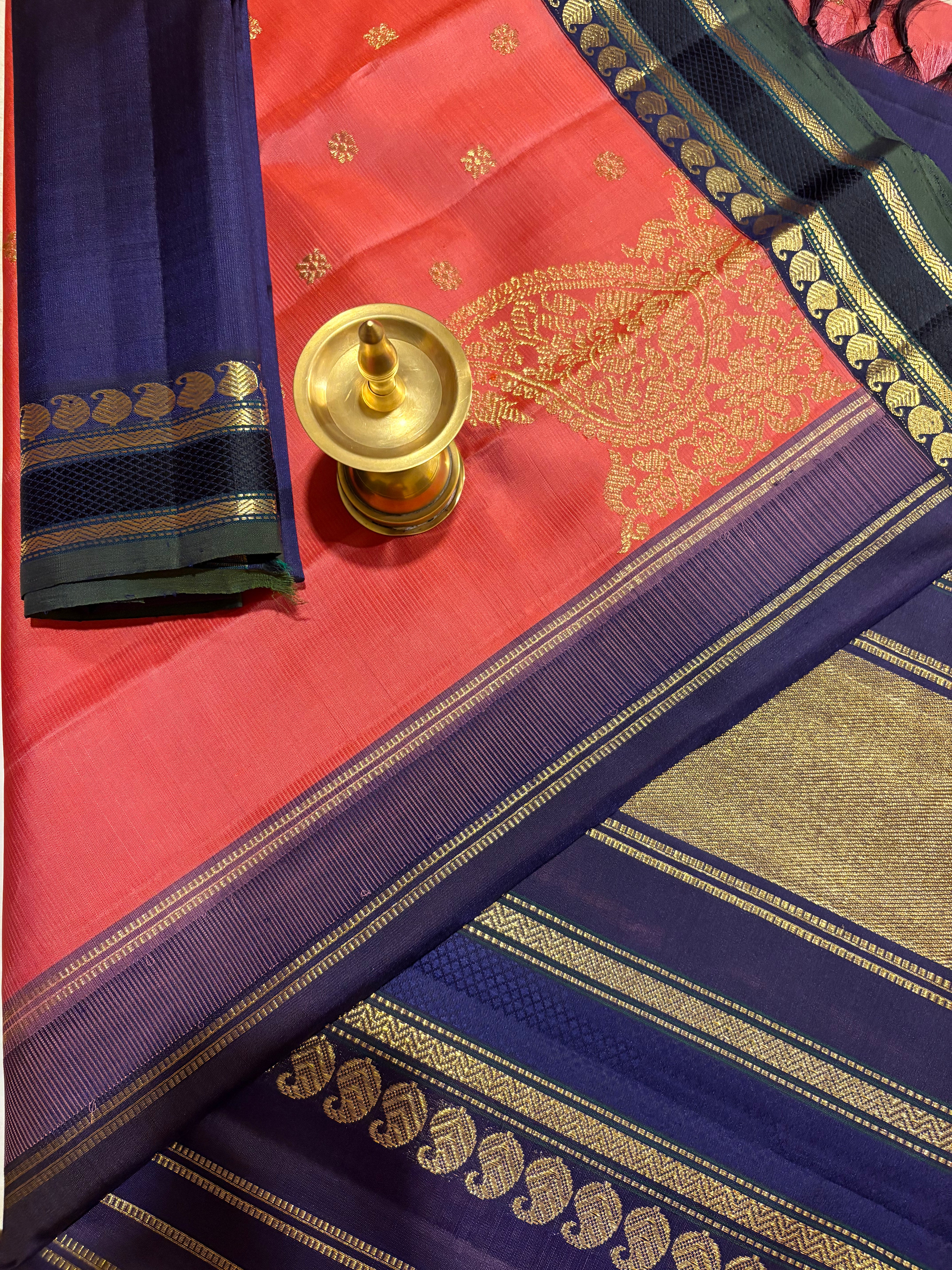 Kanagambaram Korvai Kanjivaram Silk Saree with Dark Navy Border and a corner butta - RK0528