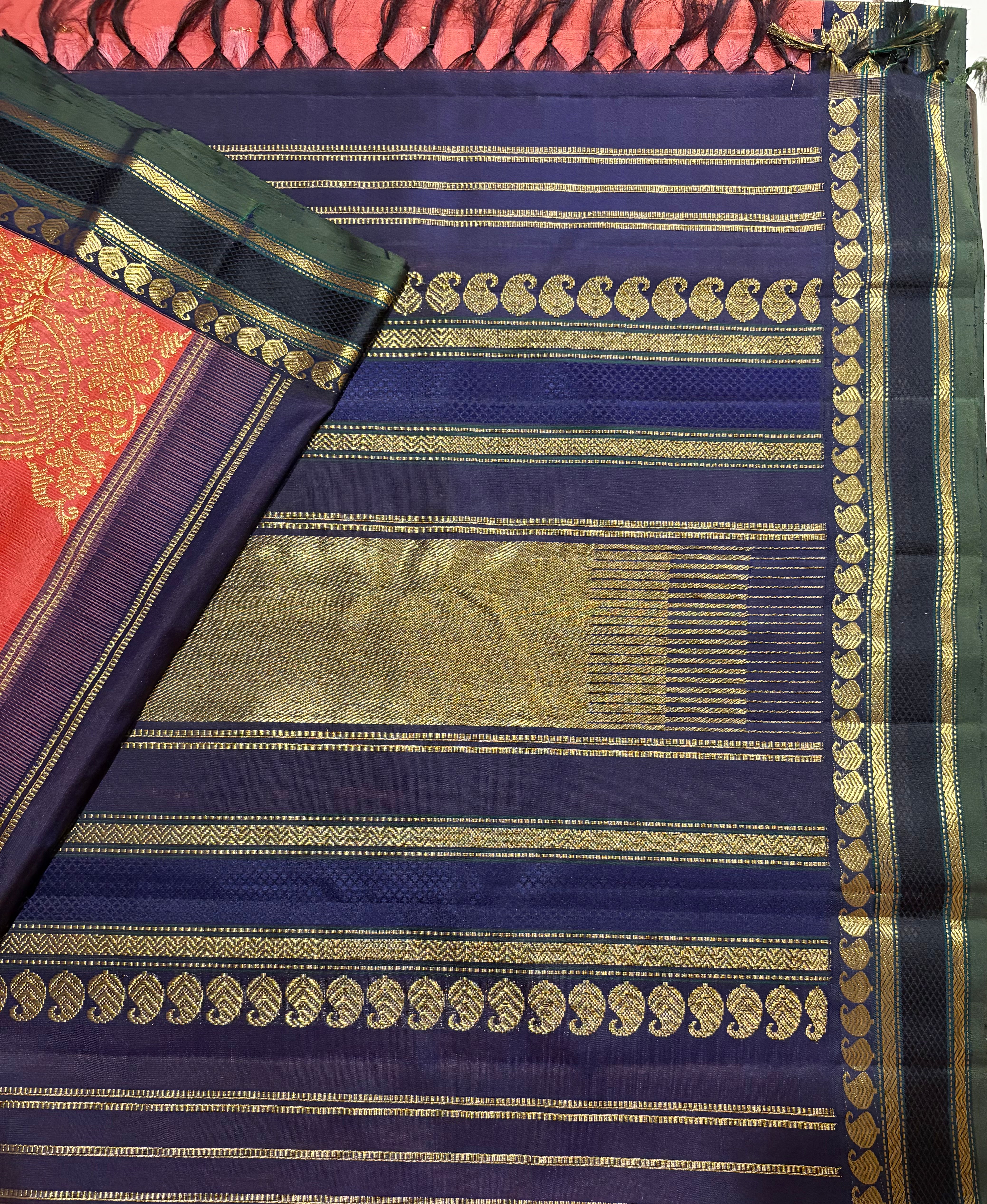 Kanagambaram Korvai Kanjivaram Silk Saree with Dark Navy Border and a corner butta - RK0528