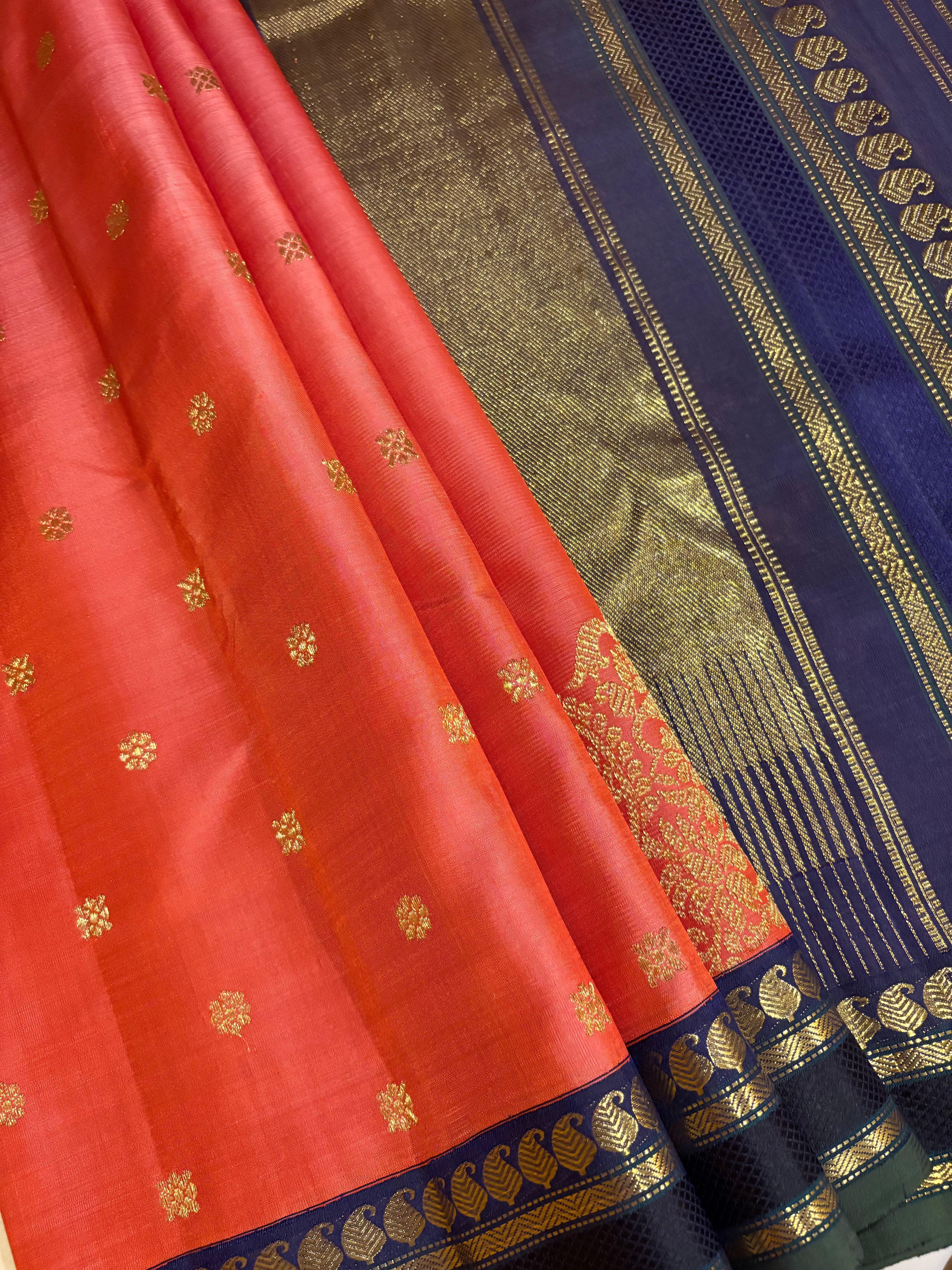 Kanagambaram Korvai Kanjivaram Silk Saree with Dark Navy Border and a corner butta - RK0528