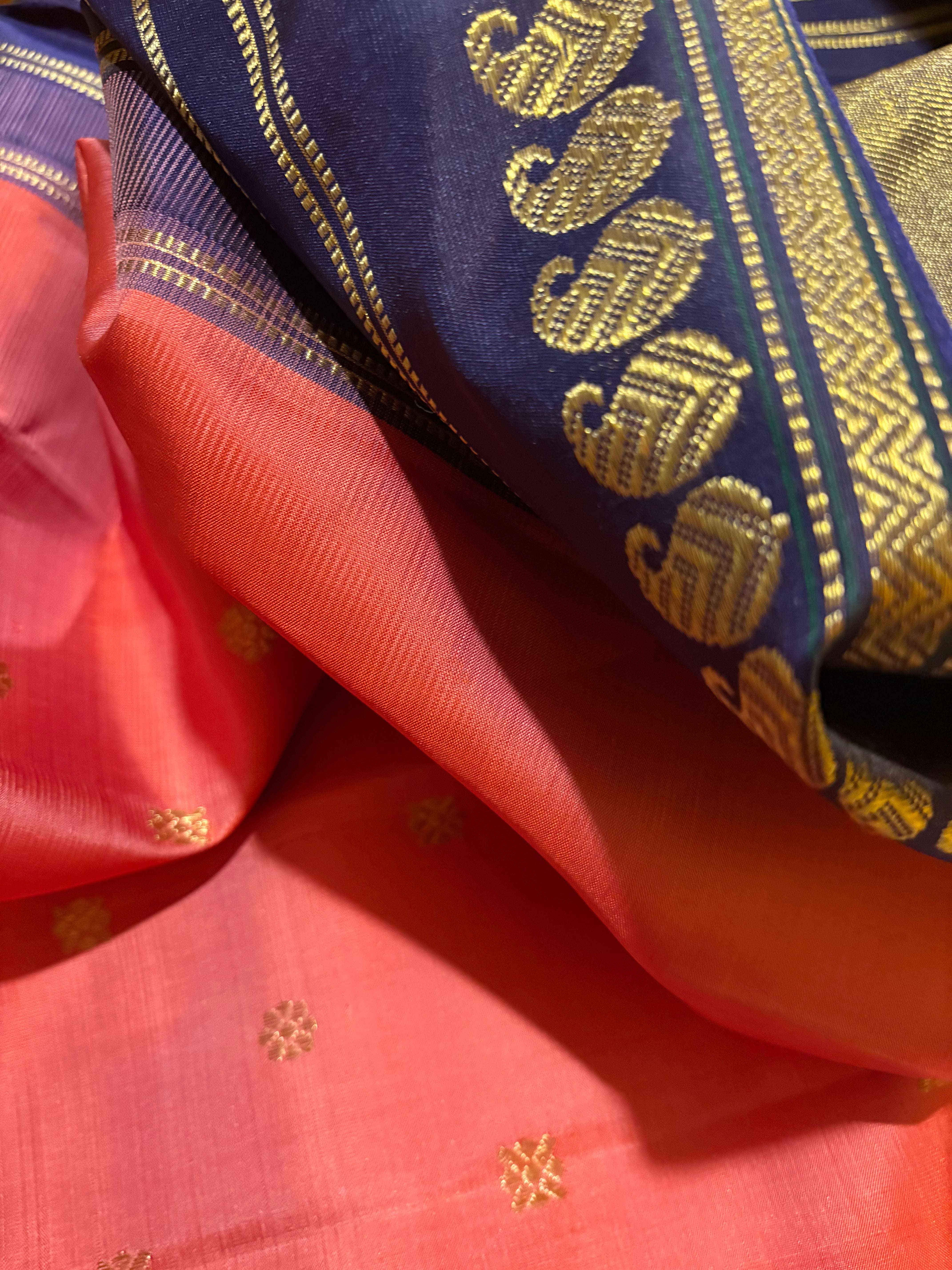 Kanagambaram Korvai Kanjivaram Silk Saree with Dark Navy Border and a corner butta - RK0528