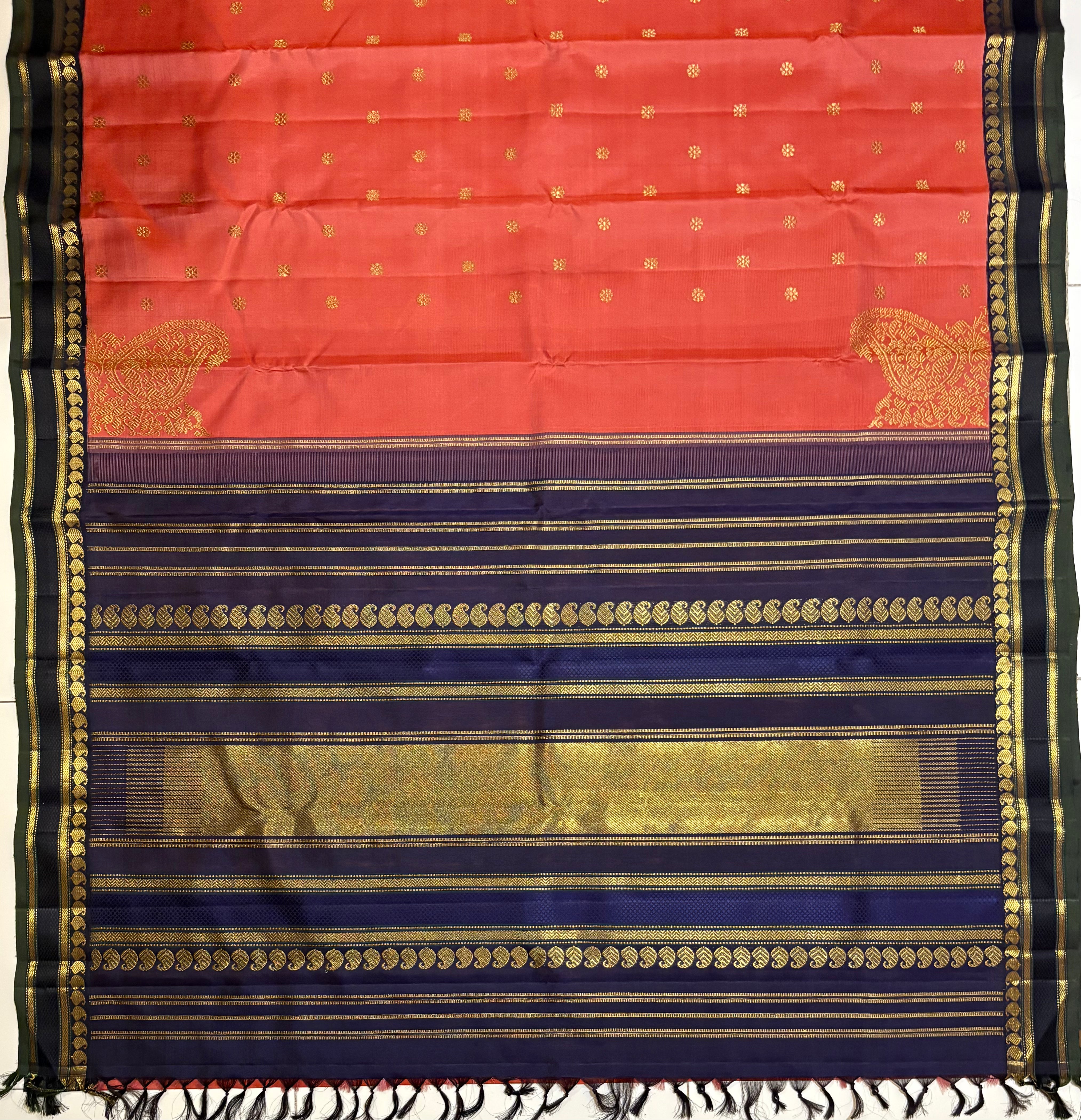 Kanagambaram Korvai Kanjivaram Silk Saree with Dark Navy Border and a corner butta - RK0528