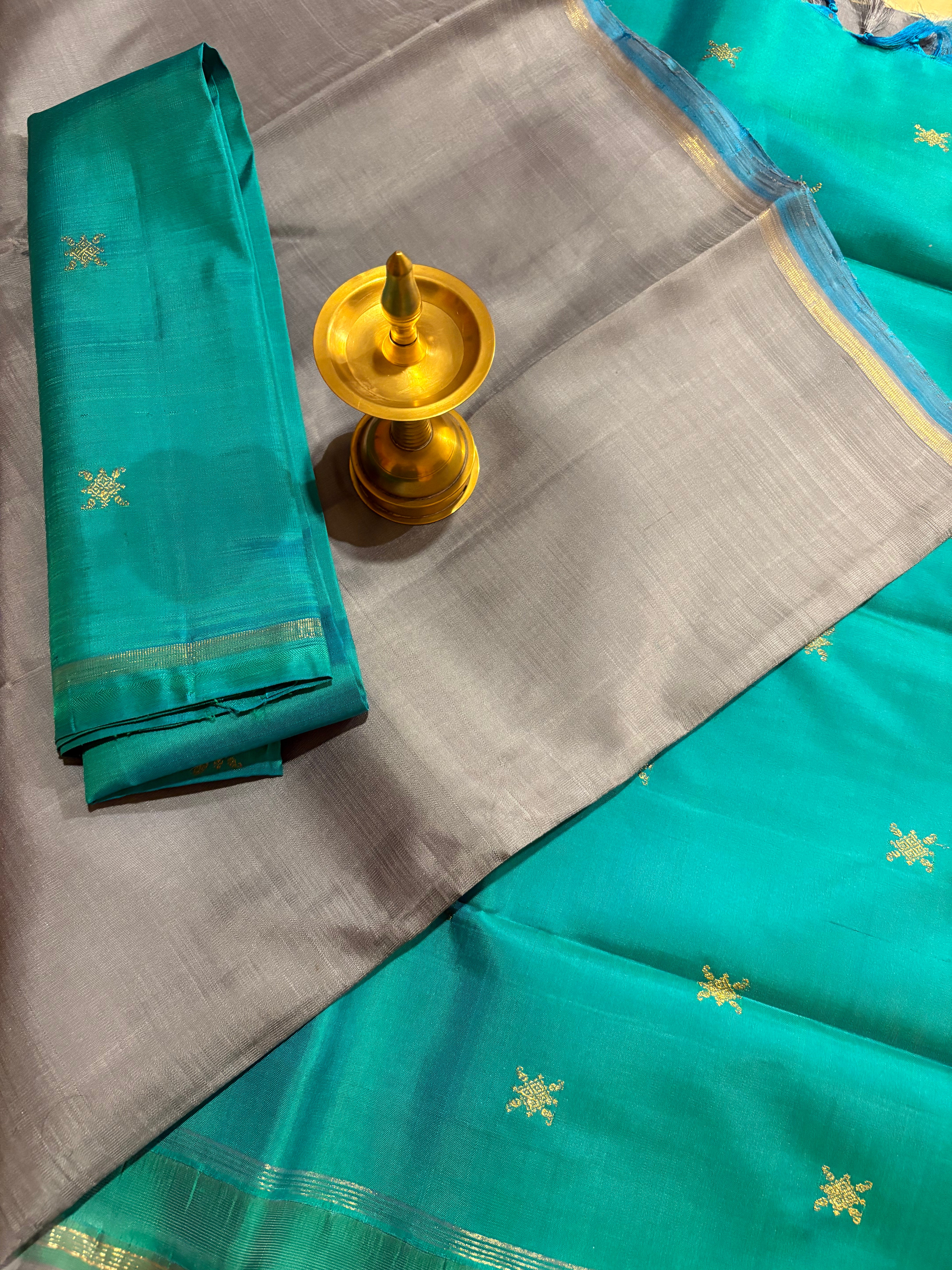 Grey Plain Borderless Kanjivaram Handloom Silk Saree with Turquoise Pallu - RK0439
