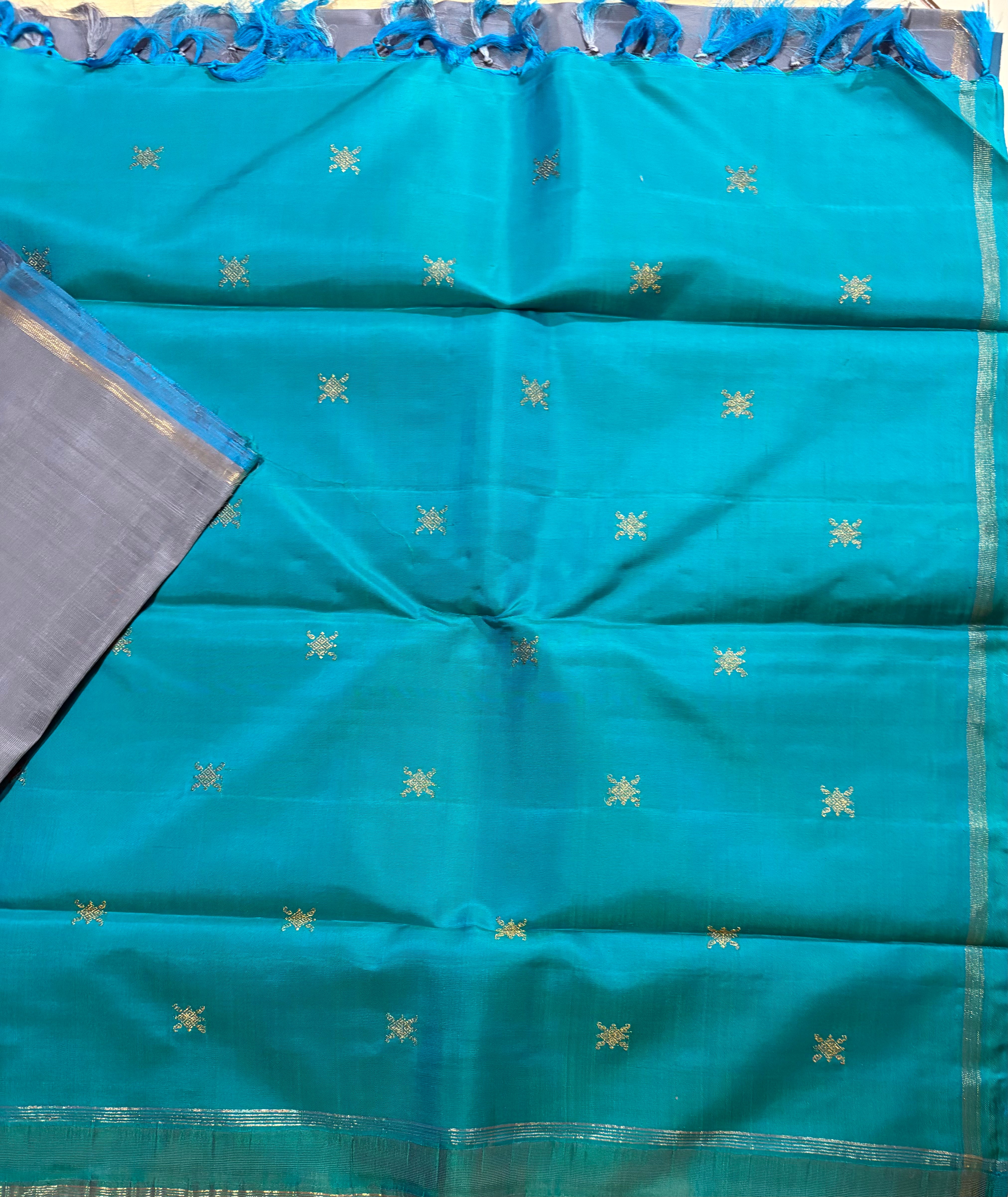 Grey Plain Borderless Kanjivaram Handloom Silk Saree with Turquoise Pallu - RK0439