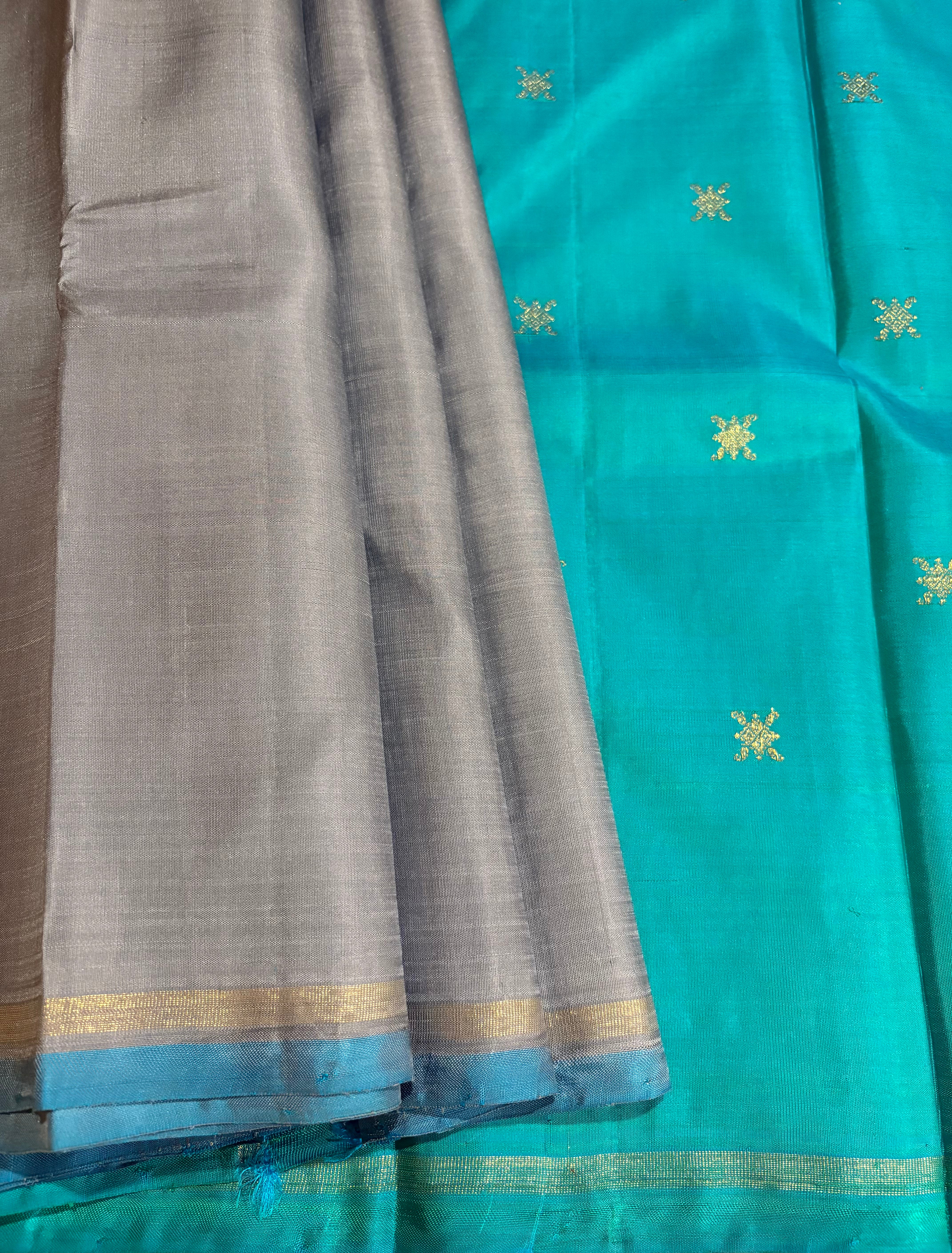 Grey Plain Borderless Kanjivaram Handloom Silk Saree with Turquoise Pallu - RK0439