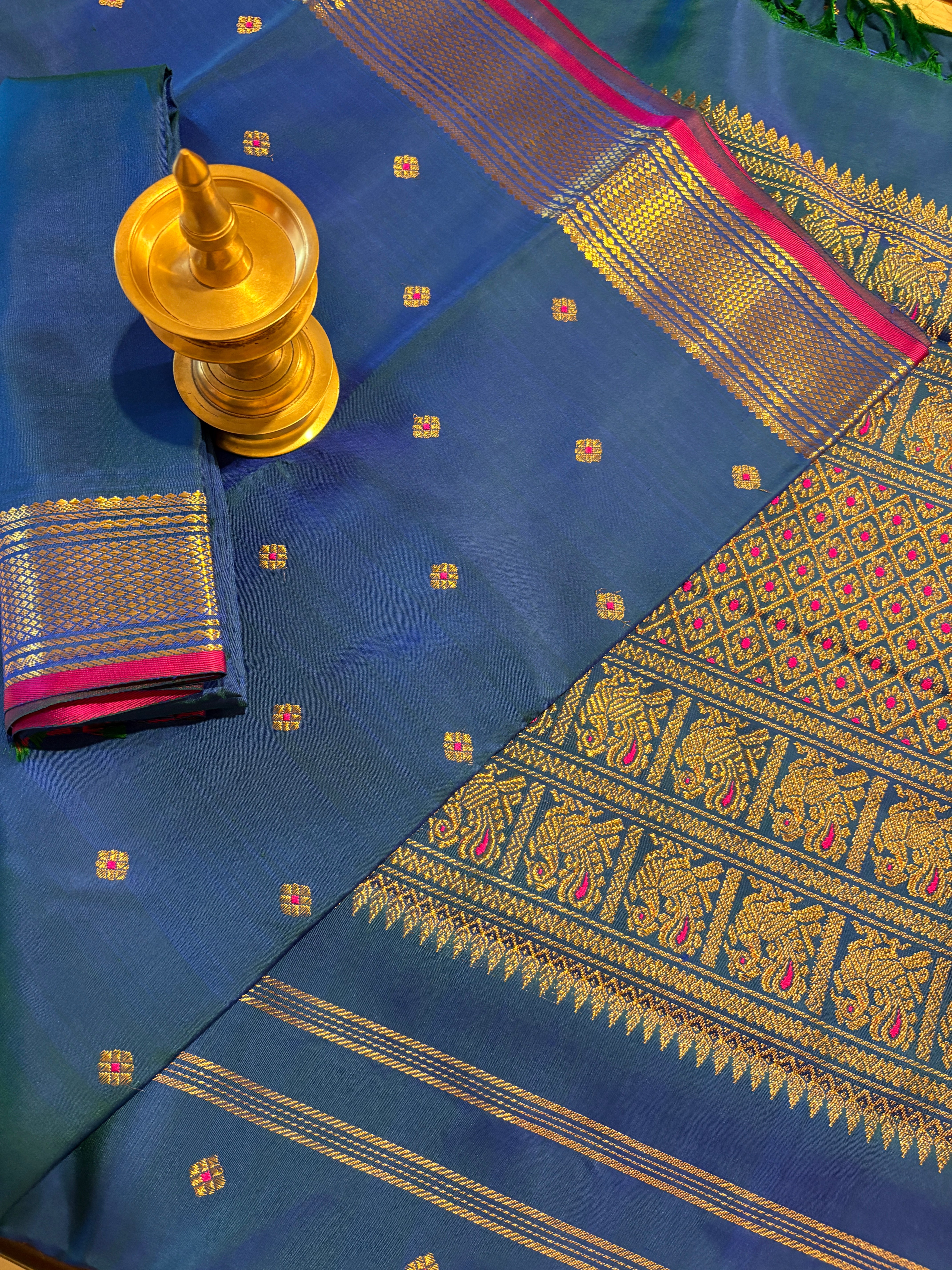 Mayil Kazhuthu colour monotone Kanjivaram Silk Saree with Meenakari buttas - RK0751