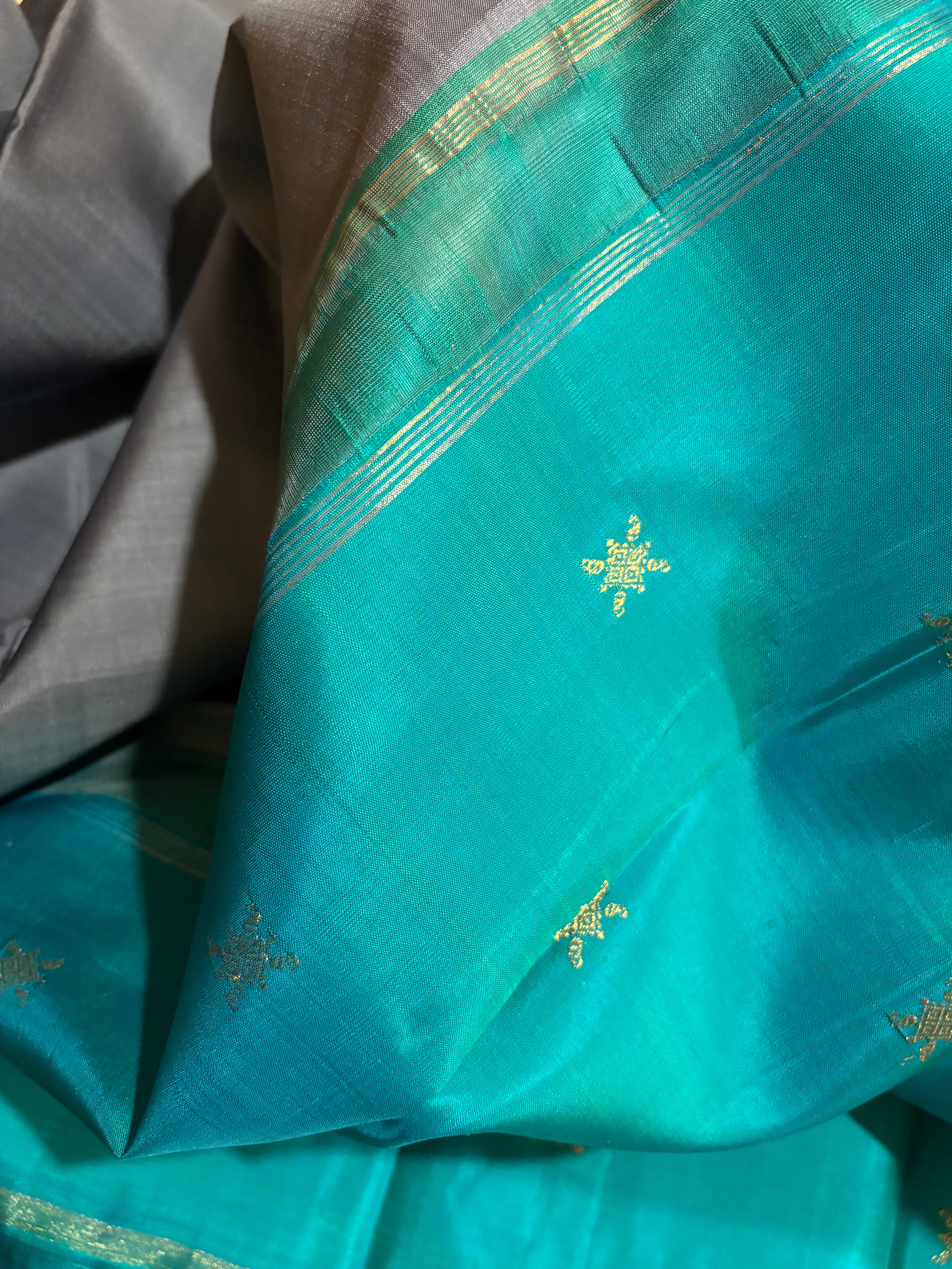 Grey Plain Borderless Kanjivaram Handloom Silk Saree with Turquoise Pallu - RK0439