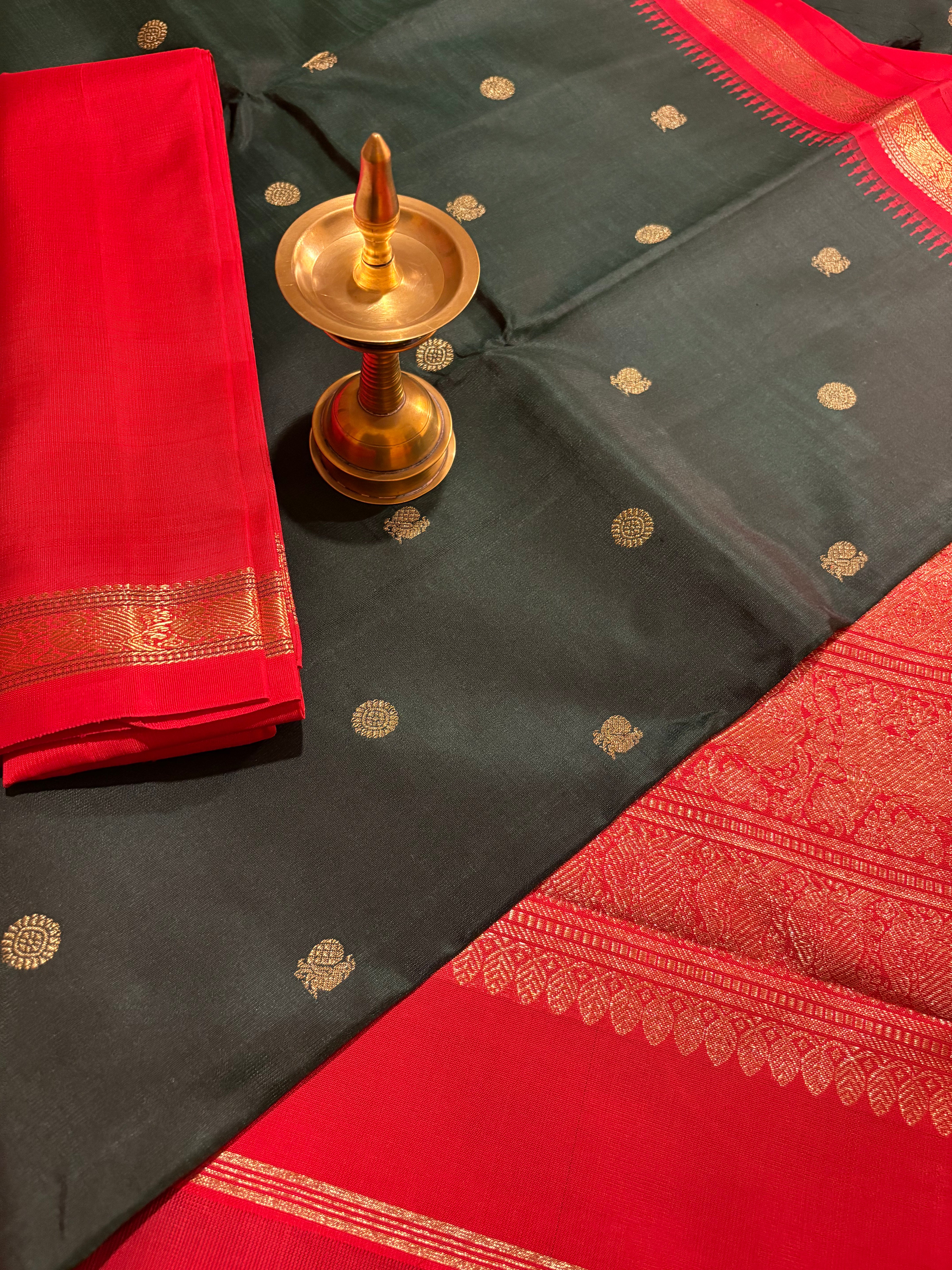 Karum Pachhai Korvai Kanjivaram Handloom Silk Saree with Red Border - RK0403