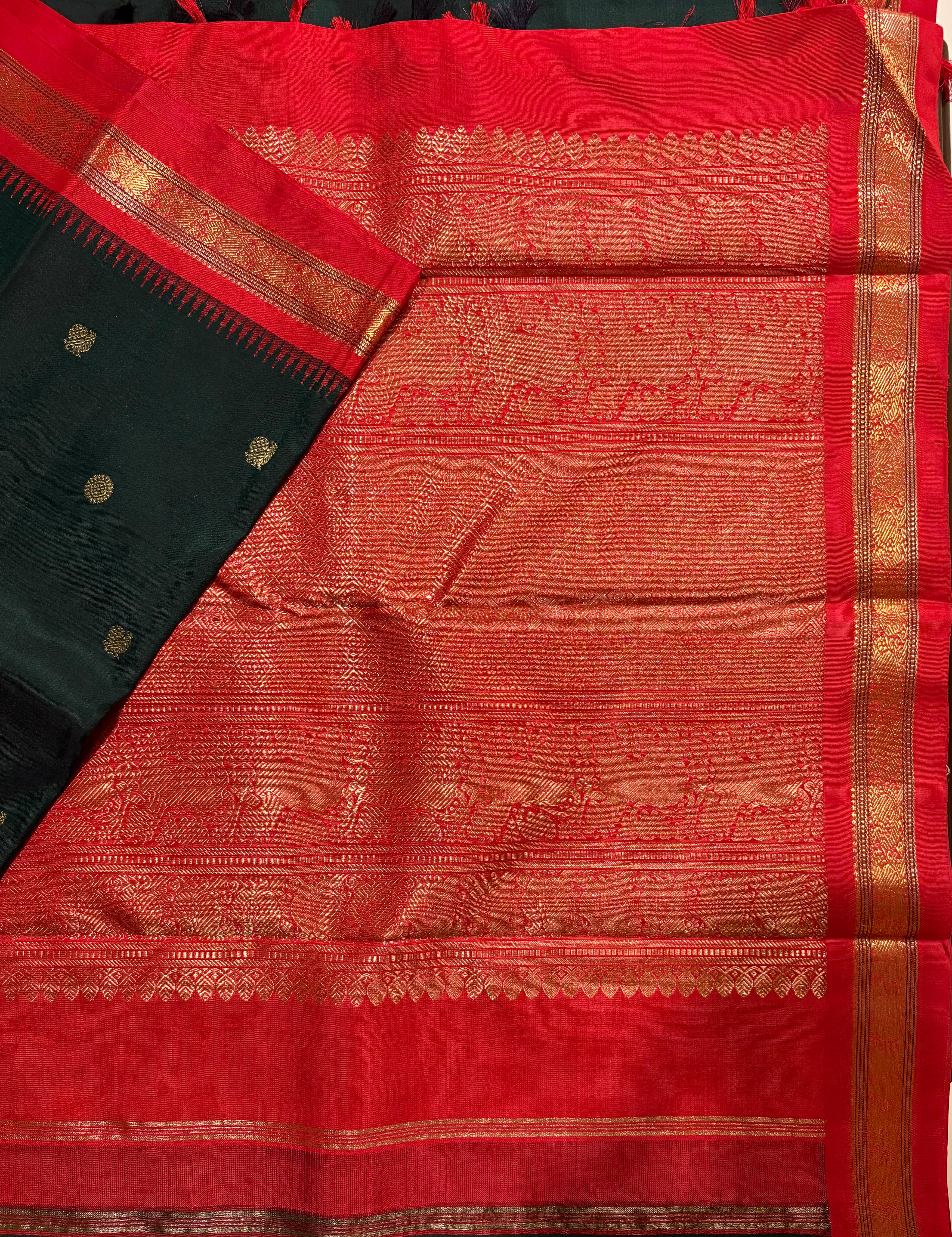 Karum Pachhai Korvai Kanjivaram Handloom Silk Saree with Red Border - RK0403
