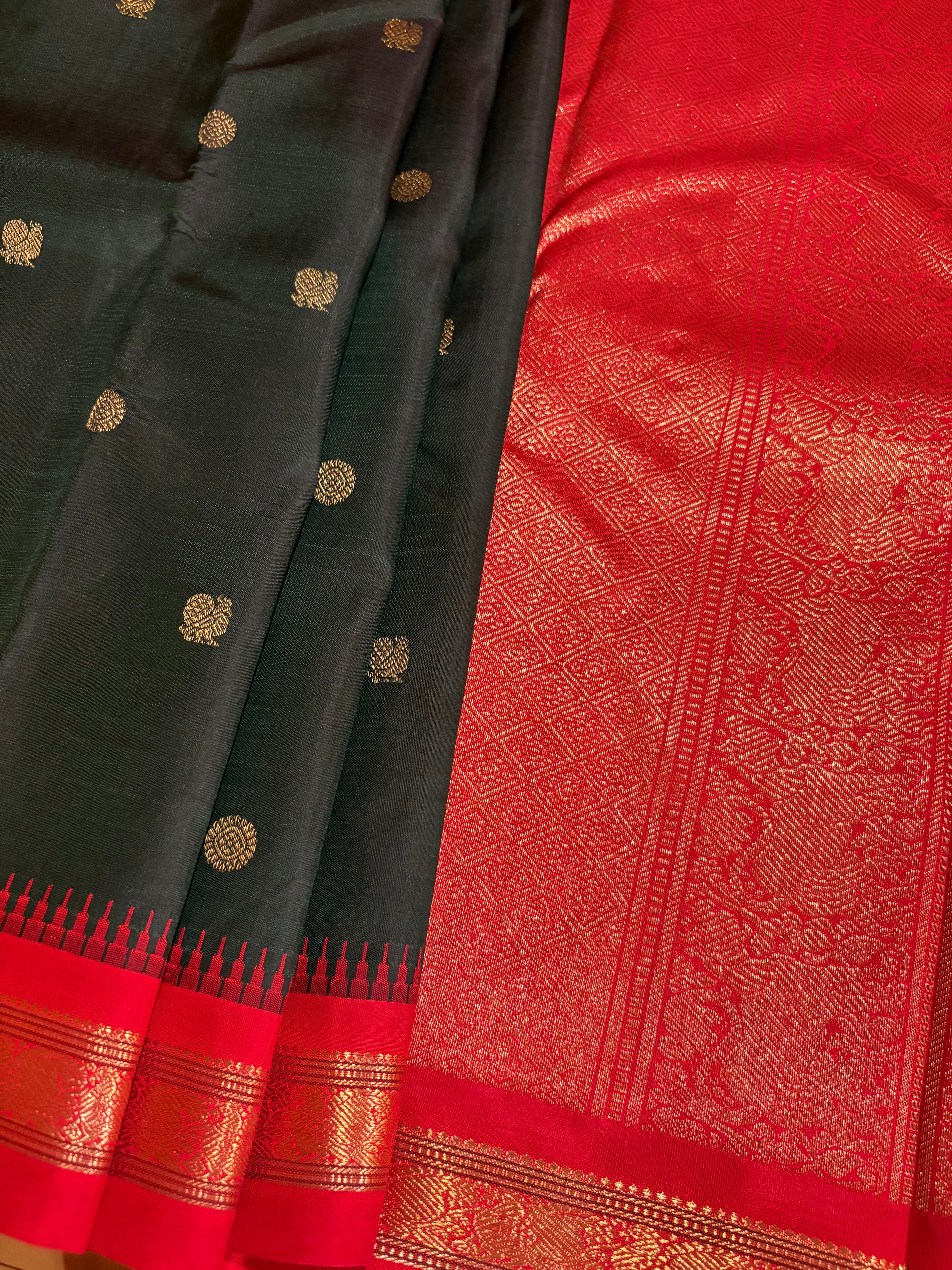 Karum Pachhai Korvai Kanjivaram Handloom Silk Saree with Red Border - RK0403