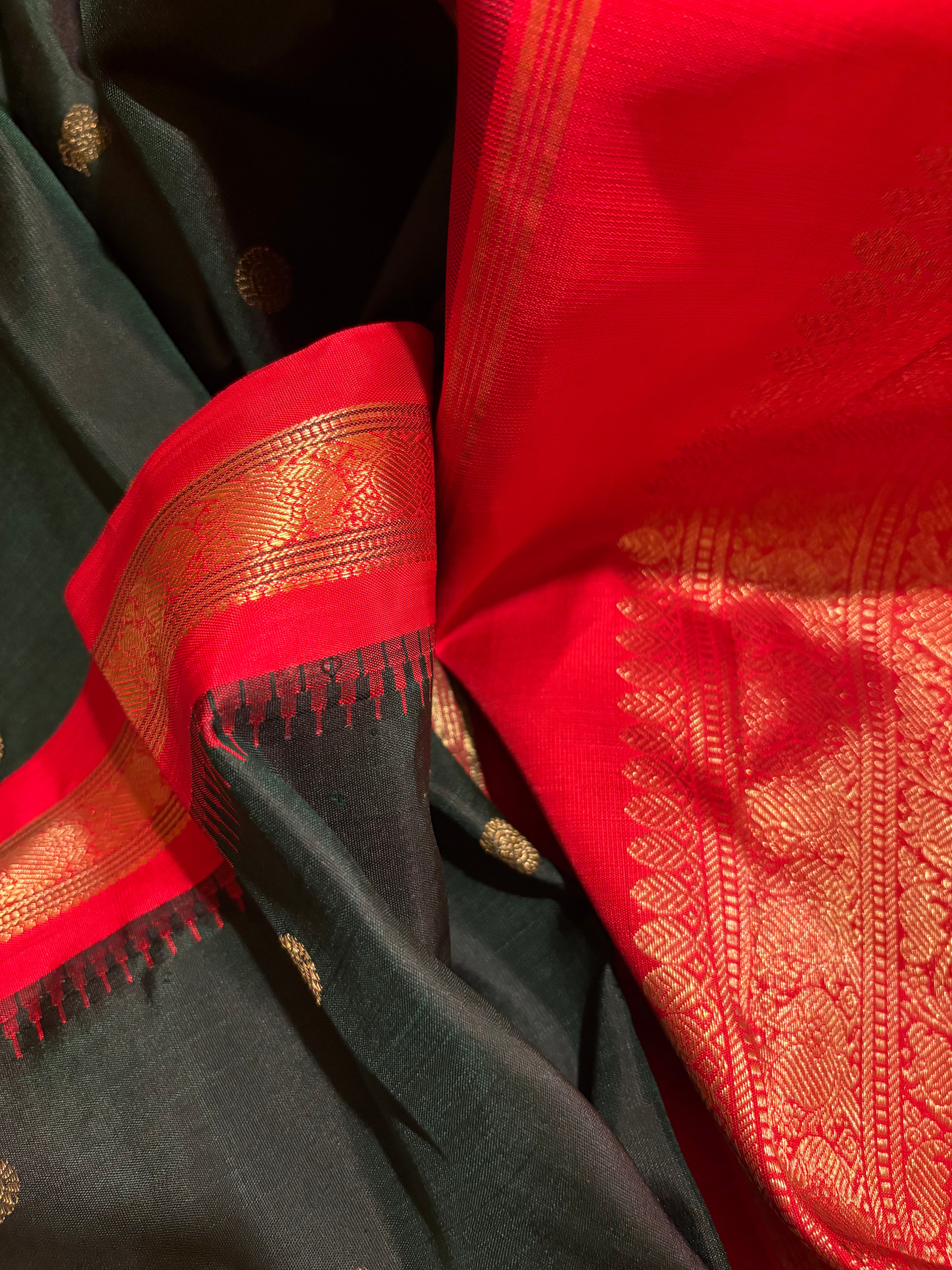 Karum Pachhai Korvai Kanjivaram Handloom Silk Saree with Red Border - RK0403