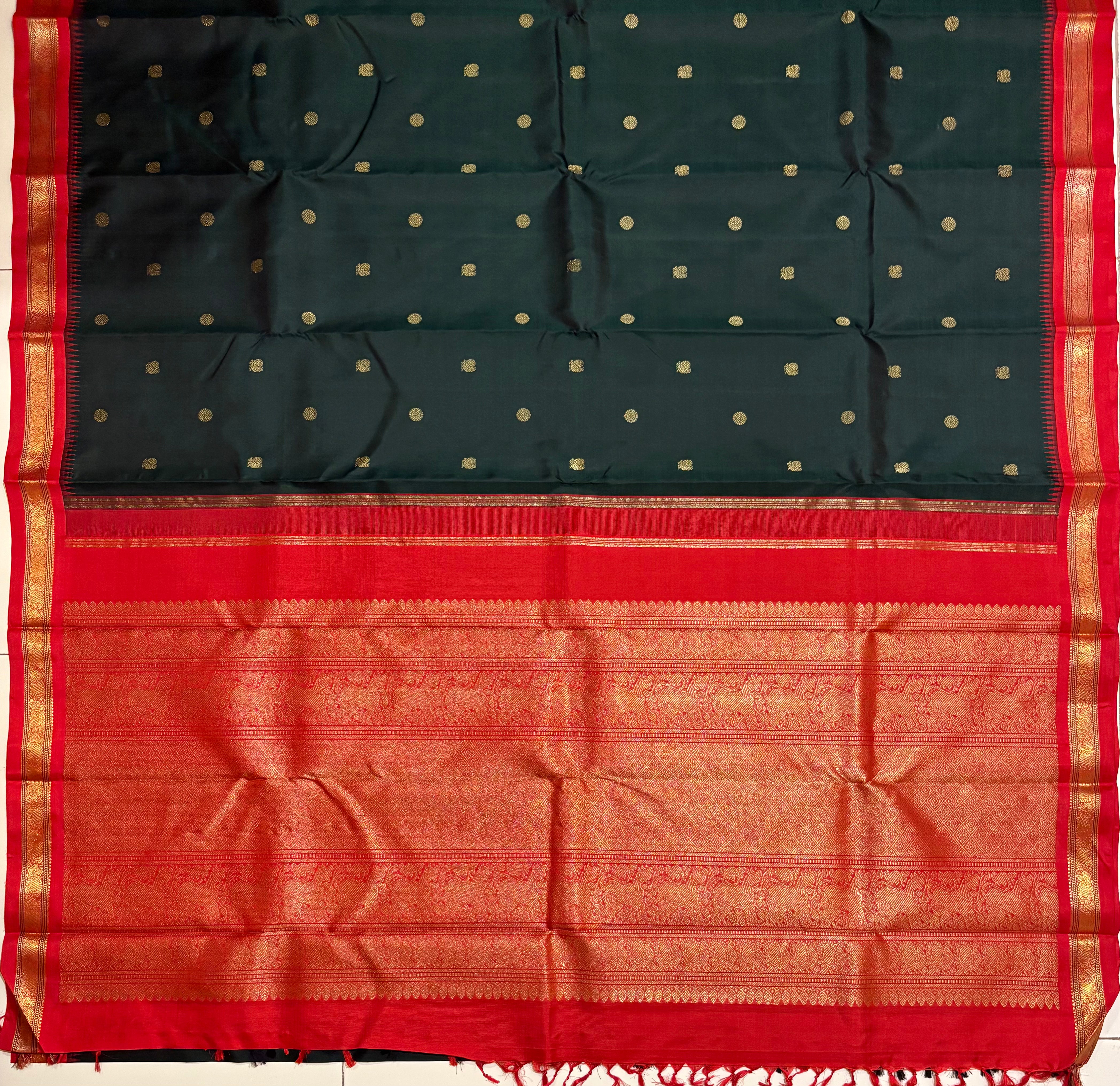 Karum Pachhai Korvai Kanjivaram Handloom Silk Saree with Red Border - RK0403