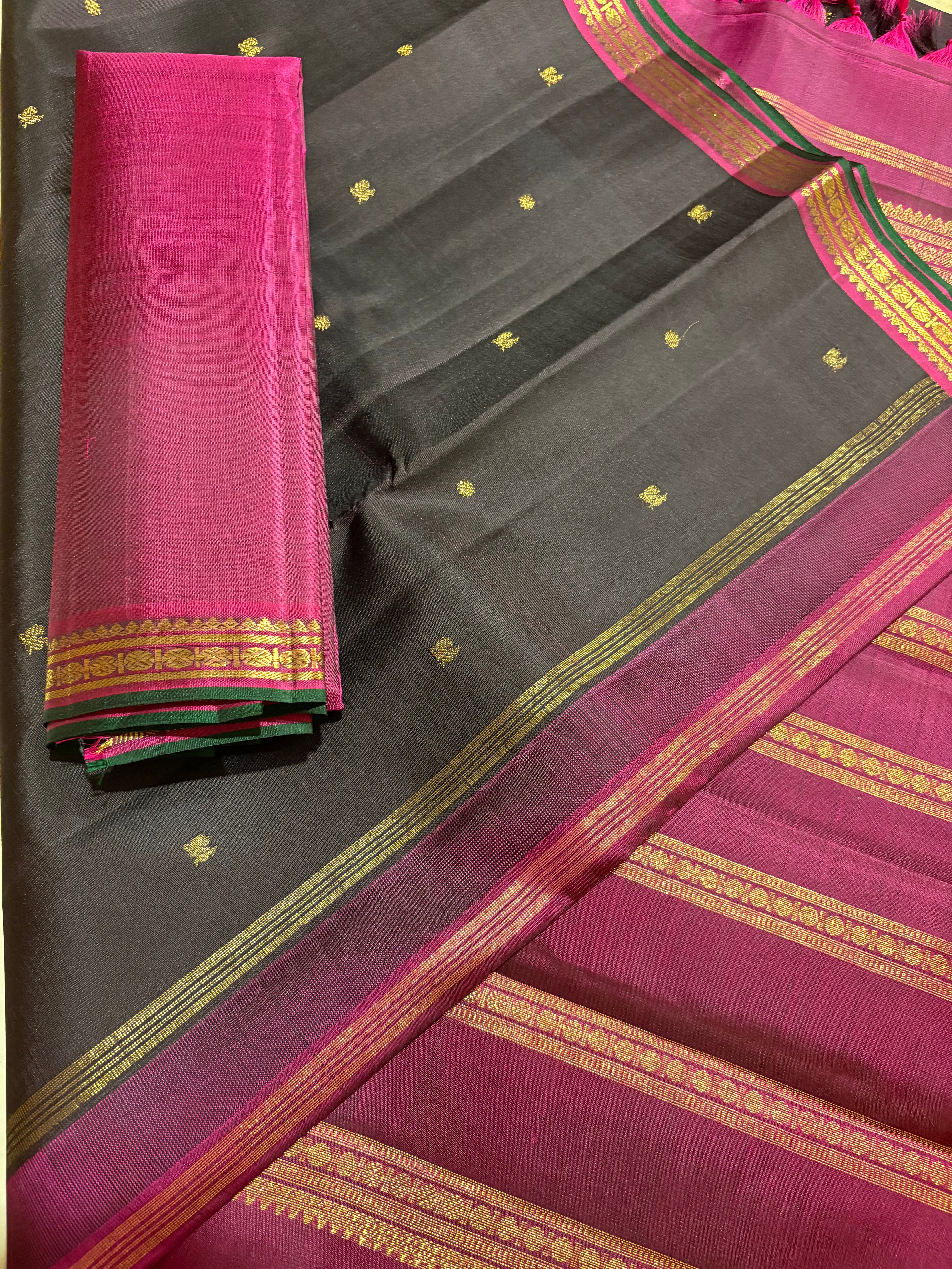 Vintage Black Kanjivaram Silk Saree with Pinkish Arakku Border RK0570